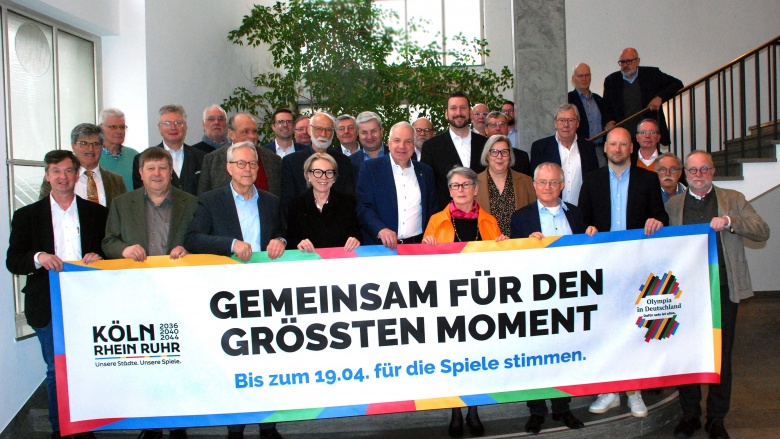 Regionalratsmitglieder mit dem Werbebanner