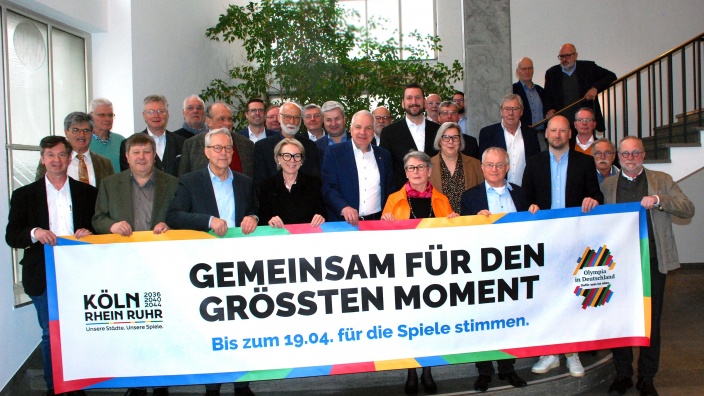 Regionalratsmitglieder mit dem Werbebanner Olympia